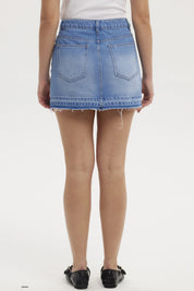 Falda de mezclilla azul con basta descosida en el dobladillo sin estampa visible ideal para un look casual y fresco