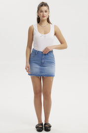 Falda de mezclilla azul con basta descosida en el dobladillo sin estampa visible ideal para un look casual y fresco