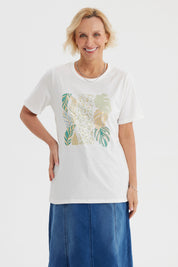 Polera mujer crudo con estampado tropical en el frente hojas y leopardos en estilo acuarela en el centro de la prenda