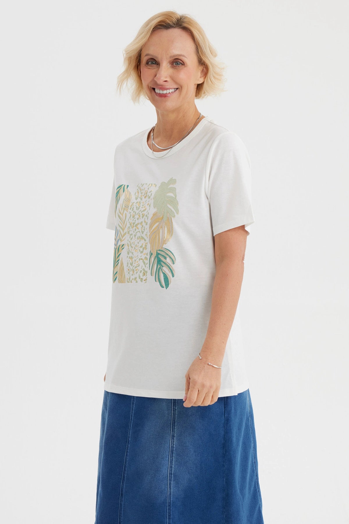 Polera mujer crudo con estampado tropical en el frente hojas y leopardos en estilo acuarela en el centro de la prenda