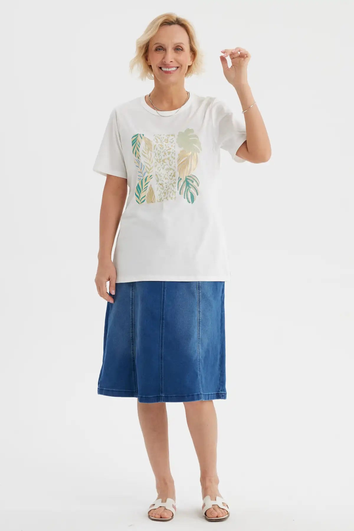 Polera mujer crudo con estampado tropical en el frente hojas y leopardos en estilo acuarela en el centro de la prenda