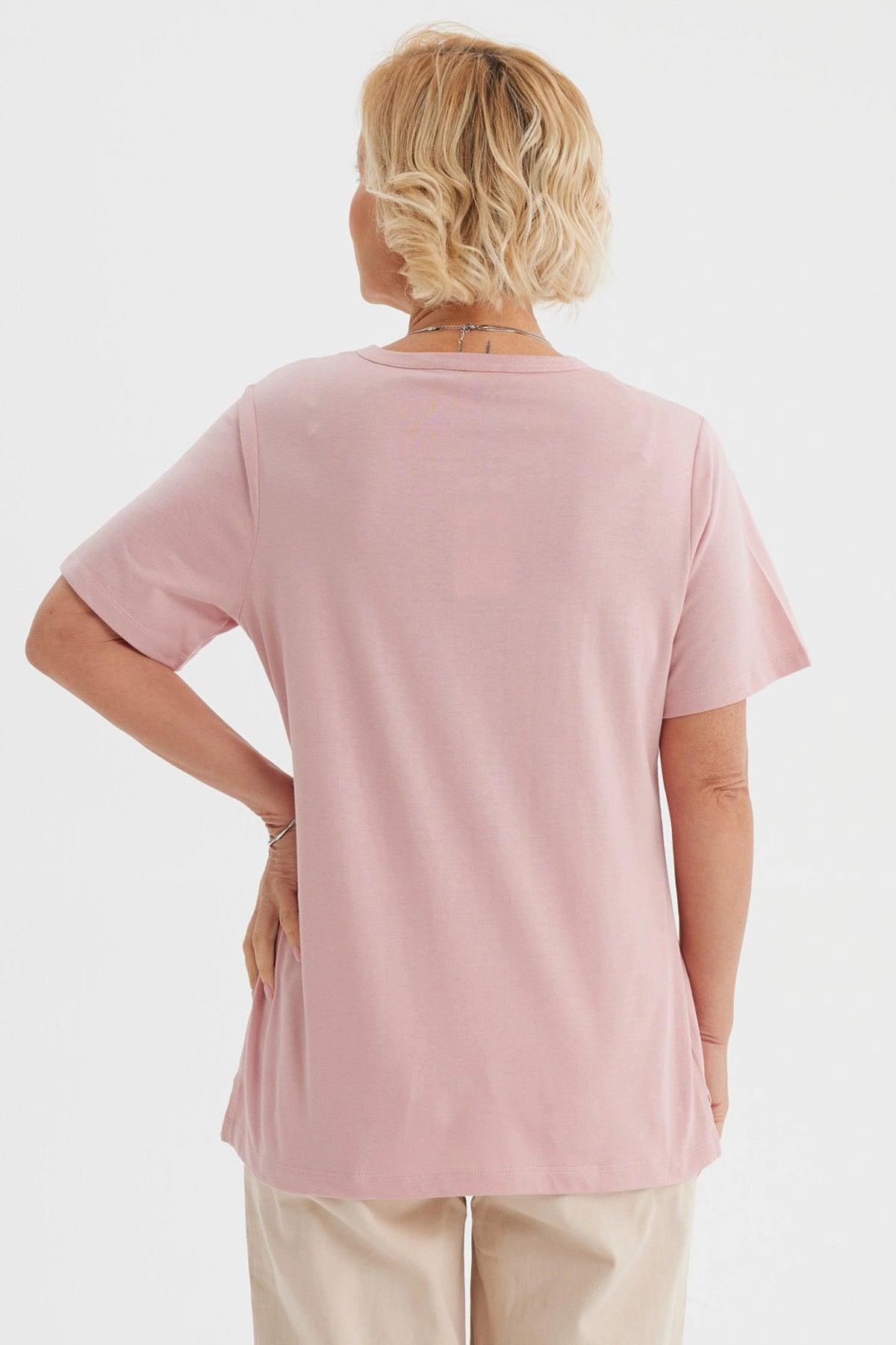 Polera mujer palo rosa con estampa frontal de hojas doradas y texto Remember Trendy en el centro estilo casual