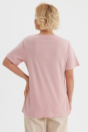 Polera mujer palo rosa con estampa frontal de hojas doradas y texto Remember Trendy en el centro estilo casual