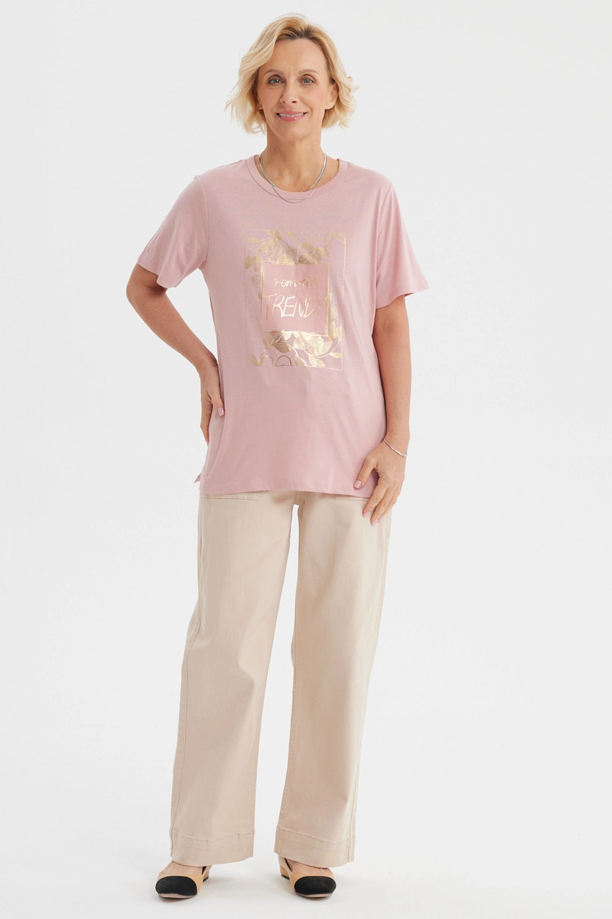 Polera mujer palo rosa con estampa frontal de hojas doradas y texto Remember Trendy en el centro estilo casual