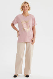 Polera mujer palo rosa con estampa frontal de hojas doradas y texto Remember Trendy en el centro estilo casual