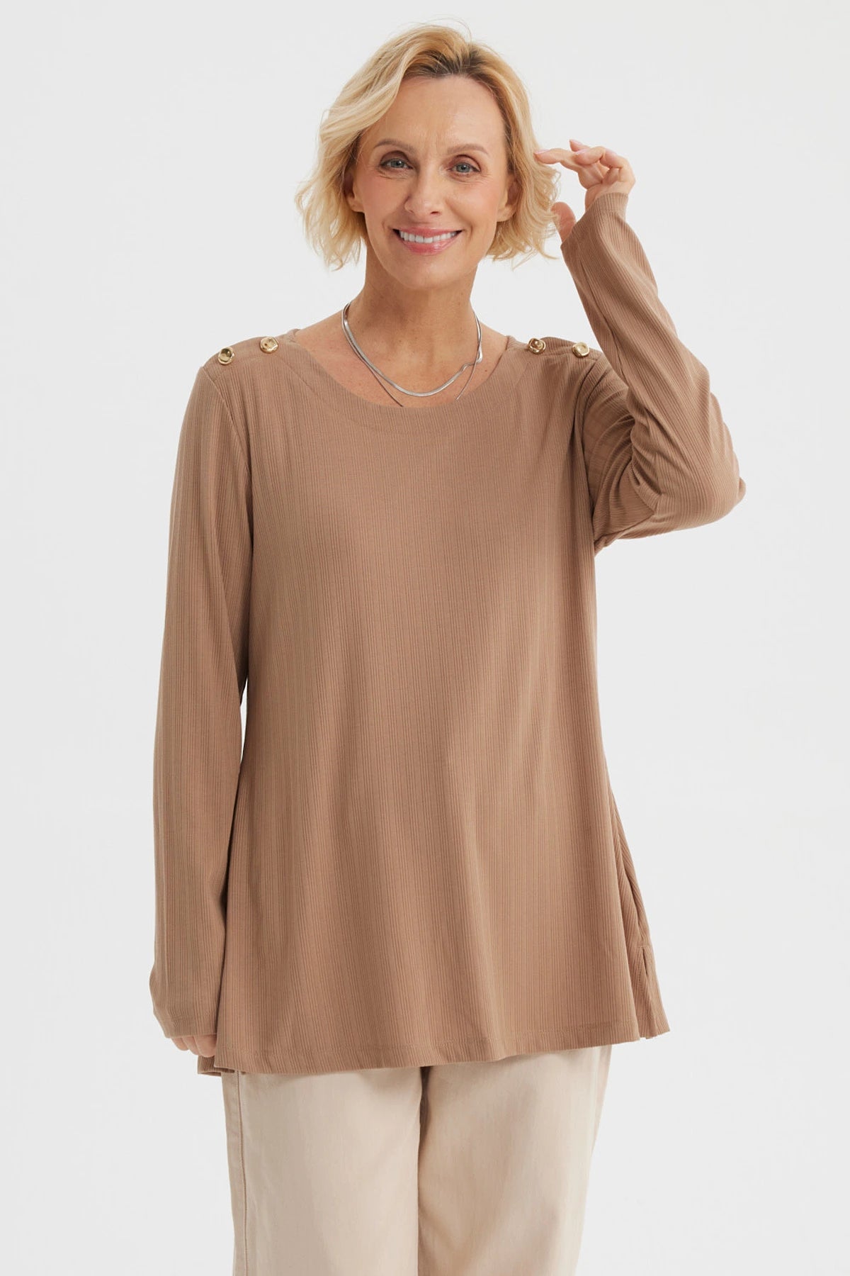 Polera mujer lisa café con botones dorados en los hombros manga larga y textura acanalada elegante y sencilla