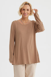 Polera mujer lisa café con botones dorados en los hombros manga larga y textura acanalada elegante y sencilla