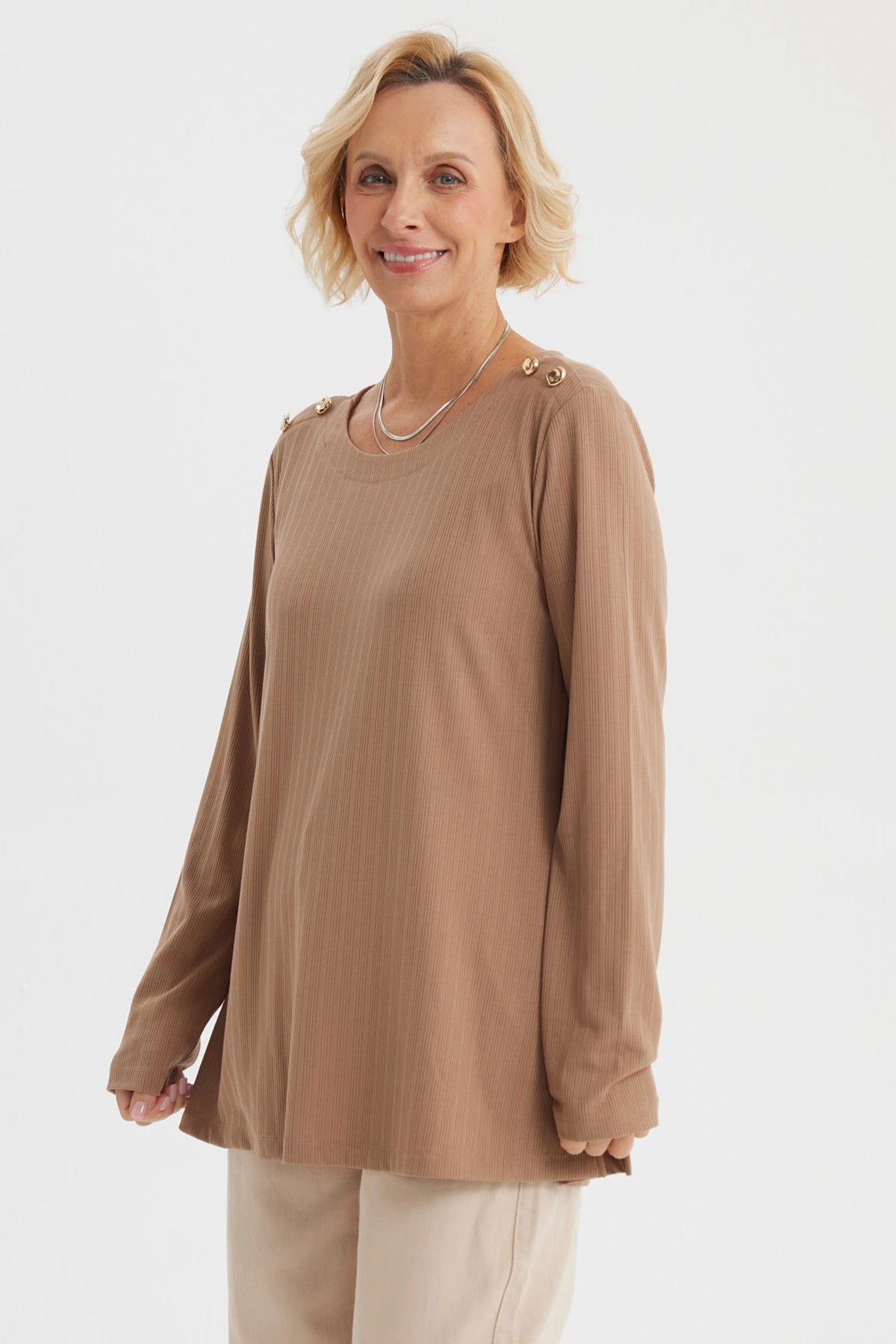 Polera mujer lisa café con botones dorados en los hombros manga larga y textura acanalada elegante y sencilla