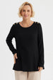 Polera mujer lisa negra con botones dorados en hombros diseño elegante y atemporal
