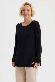 Polera mujer lisa negra con botones dorados en hombros diseño elegante y atemporal