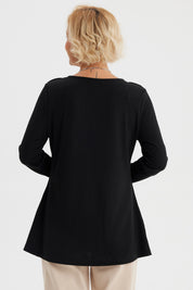 Polera mujer lisa negra con botones dorados en hombros diseño elegante y atemporal