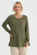Polera mujer verde olivo con botones dorados en los hombros diseño acanalado y mangas largas prenda lisa