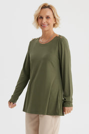 Polera mujer verde olivo con botones dorados en los hombros diseño acanalado y mangas largas prenda lisa