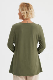 Polera mujer verde olivo con botones dorados en los hombros diseño acanalado y mangas largas prenda lisa