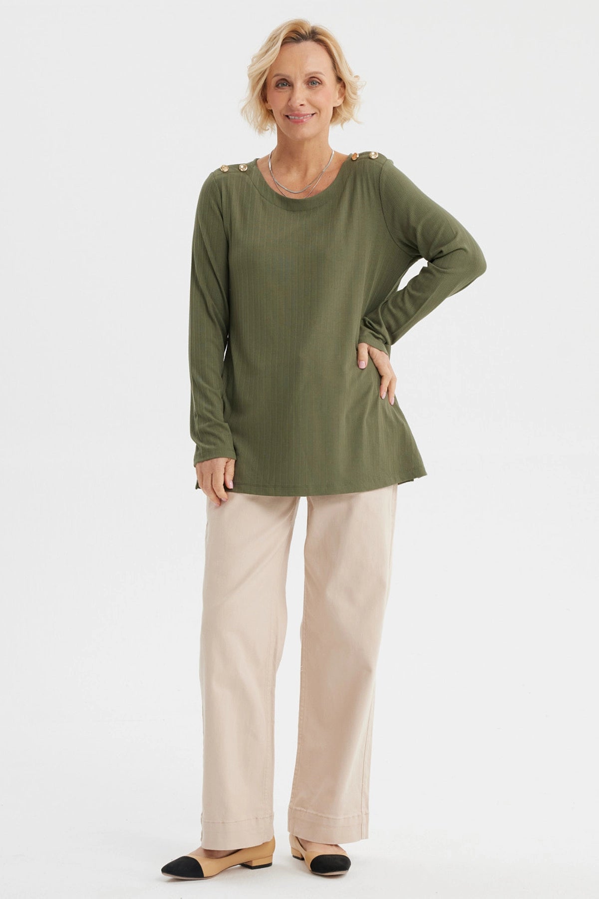 Polera mujer verde olivo con botones dorados en los hombros diseño acanalado y mangas largas prenda lisa
