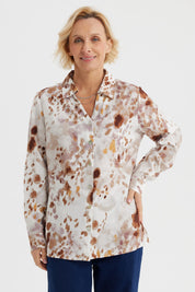 Blusa abotonada café claro con diseño abstracto en tonos tierra estilo acuarela sin estampa lisa