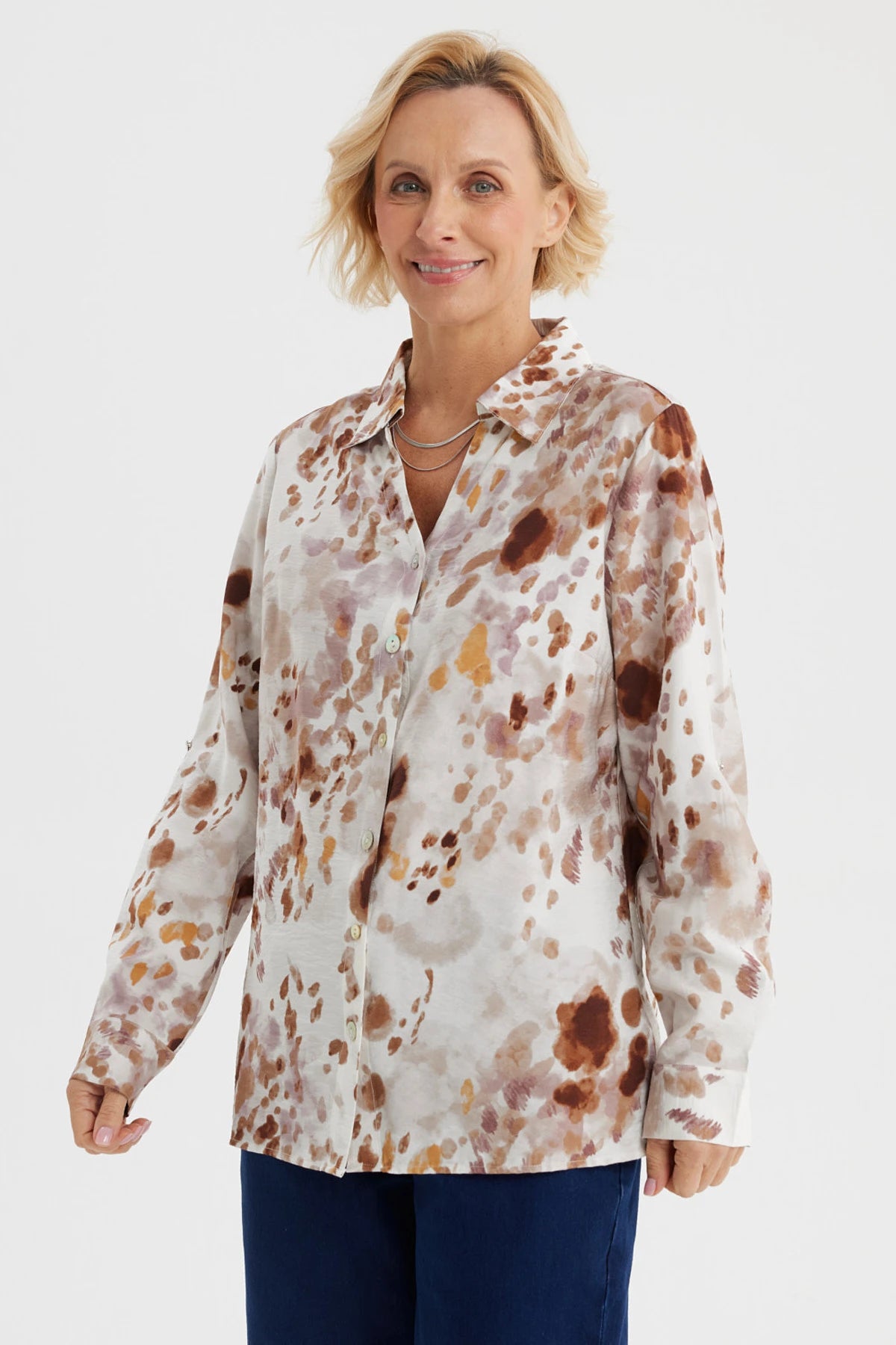 Blusa abotonada café claro con diseño abstracto en tonos tierra estilo acuarela sin estampa lisa