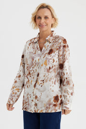 Blusa abotonada café claro con diseño abstracto en tonos tierra estilo acuarela sin estampa lisa