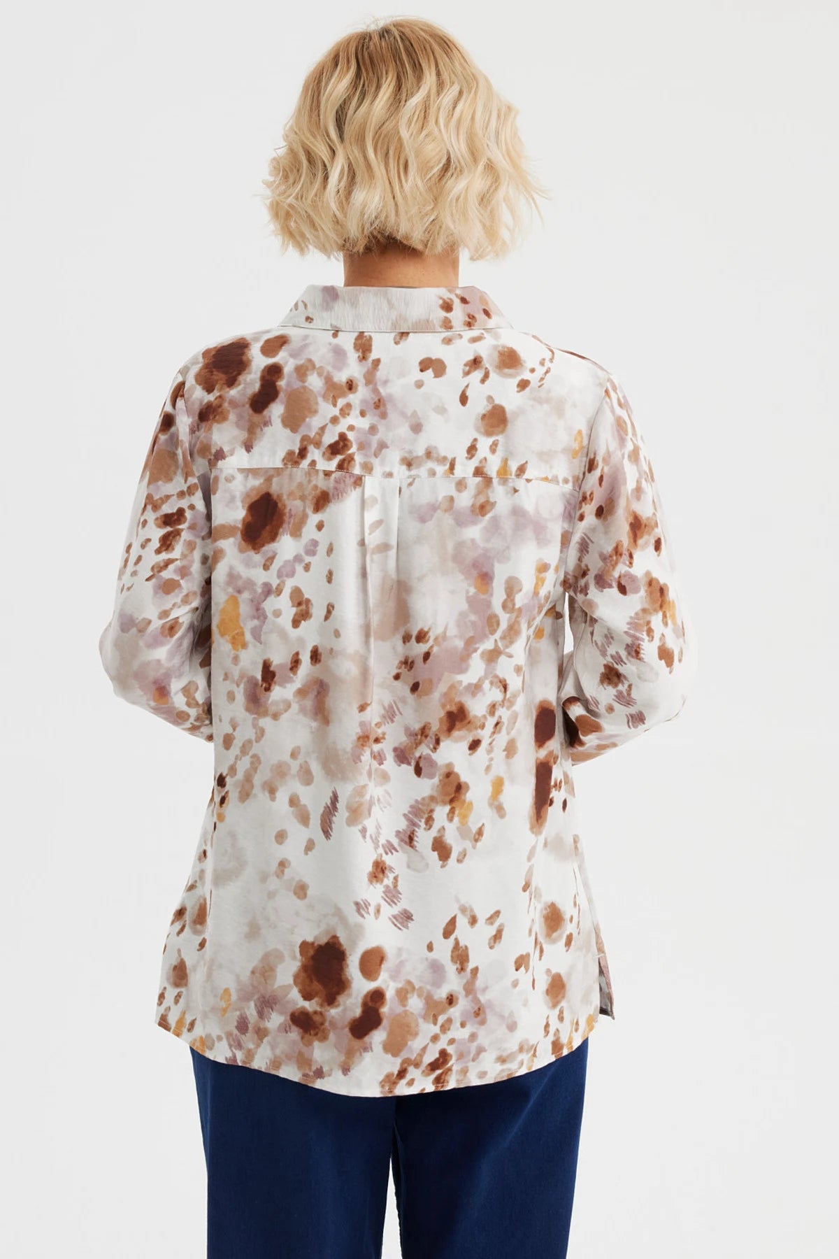 Blusa abotonada café claro con diseño abstracto en tonos tierra estilo acuarela sin estampa lisa