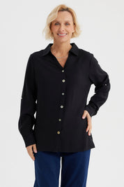 Blusa negra abotonada de manga larga lisa ideal para un look elegante y versátil