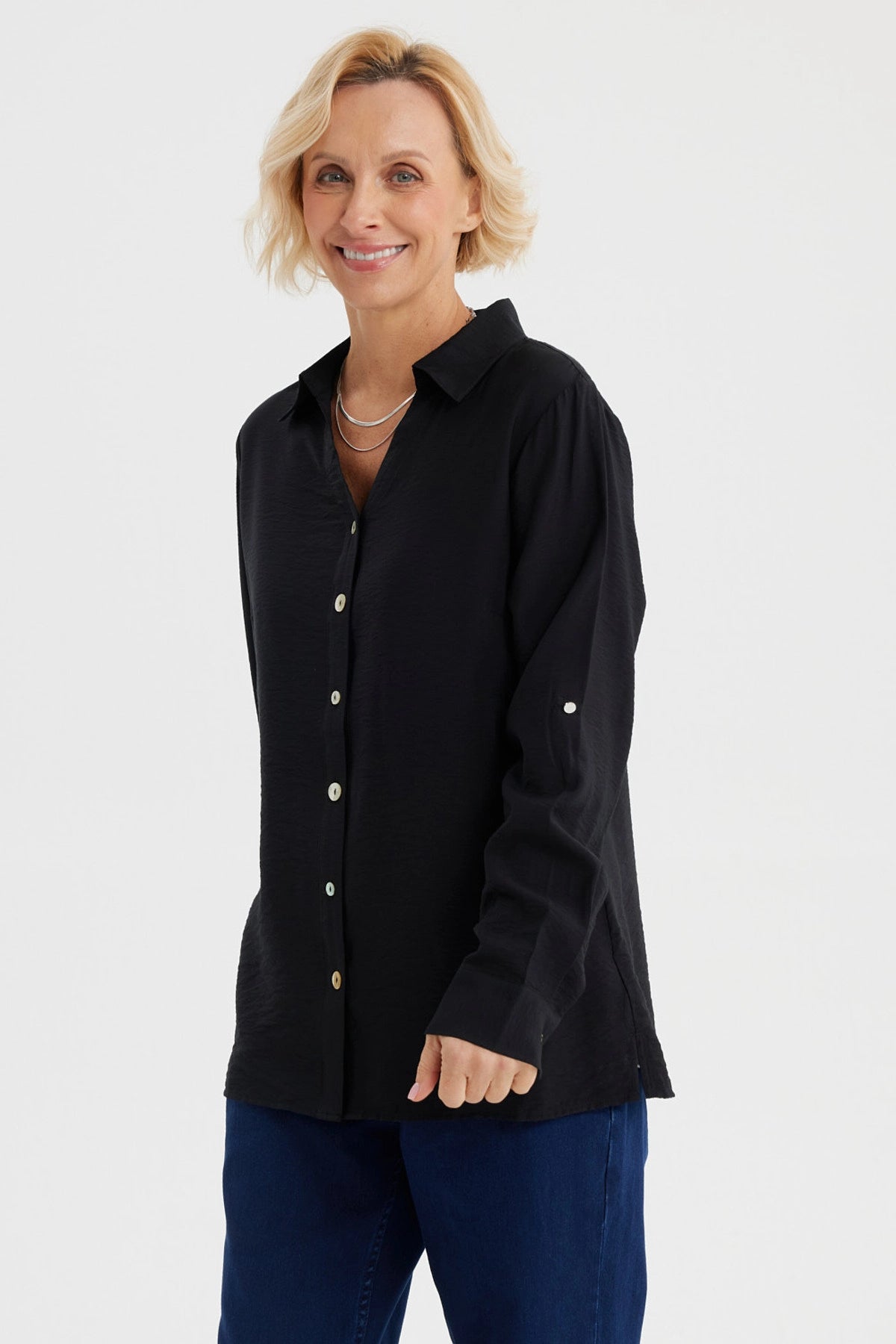 Blusa negra abotonada de manga larga lisa ideal para un look elegante y versátil