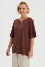 Polera café mujer con mangas amplias y textura lisa diseño casual y cómodo