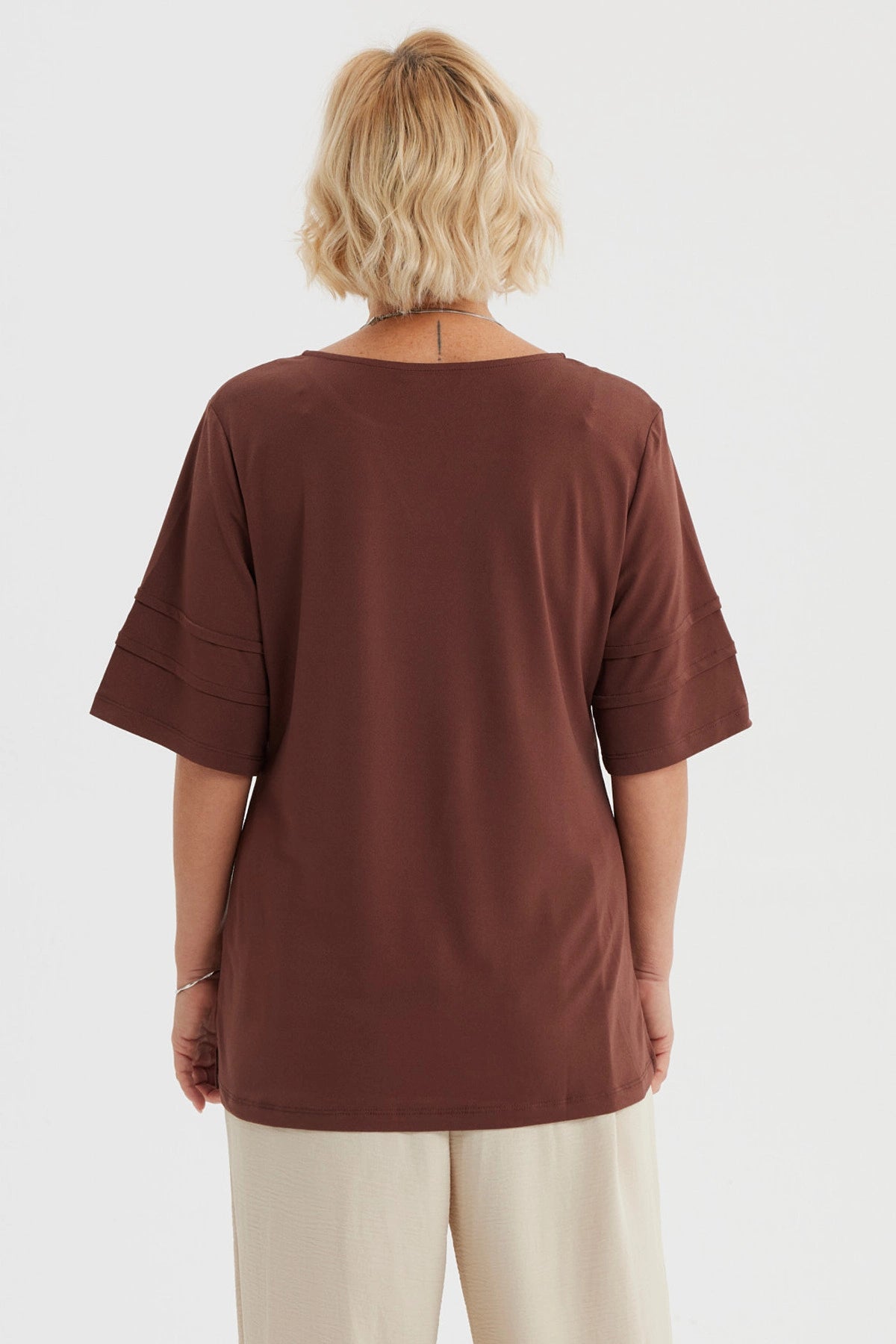 Polera café mujer con mangas amplias y textura lisa diseño casual y cómodo