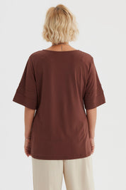 Polera café mujer con mangas amplias y textura lisa diseño casual y cómodo