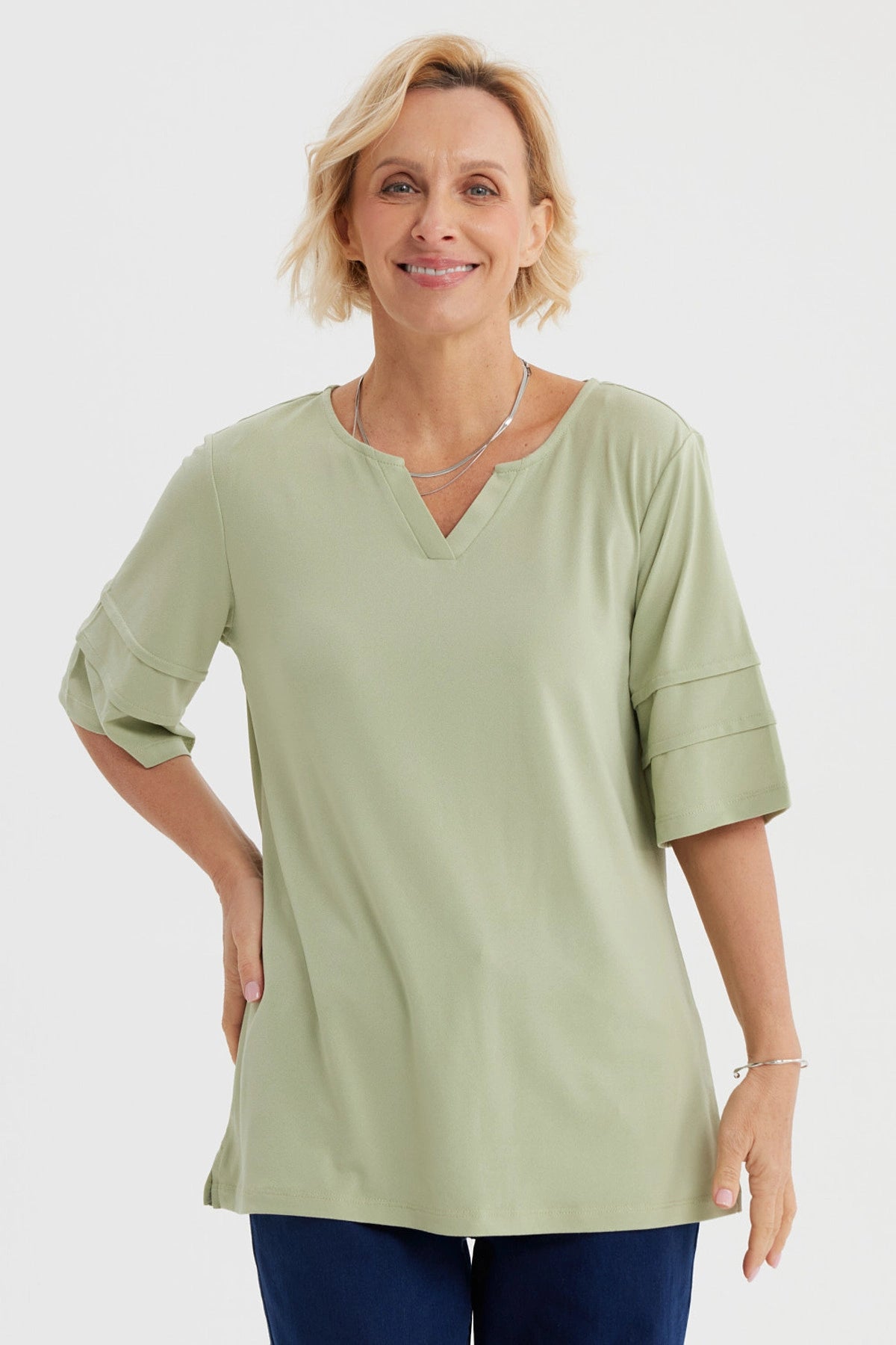 Polera mujer verde claro con cuello en V y mangas tres cuartos lisas