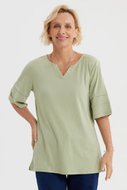 Polera mujer verde claro con cuello en V y mangas tres cuartos lisas