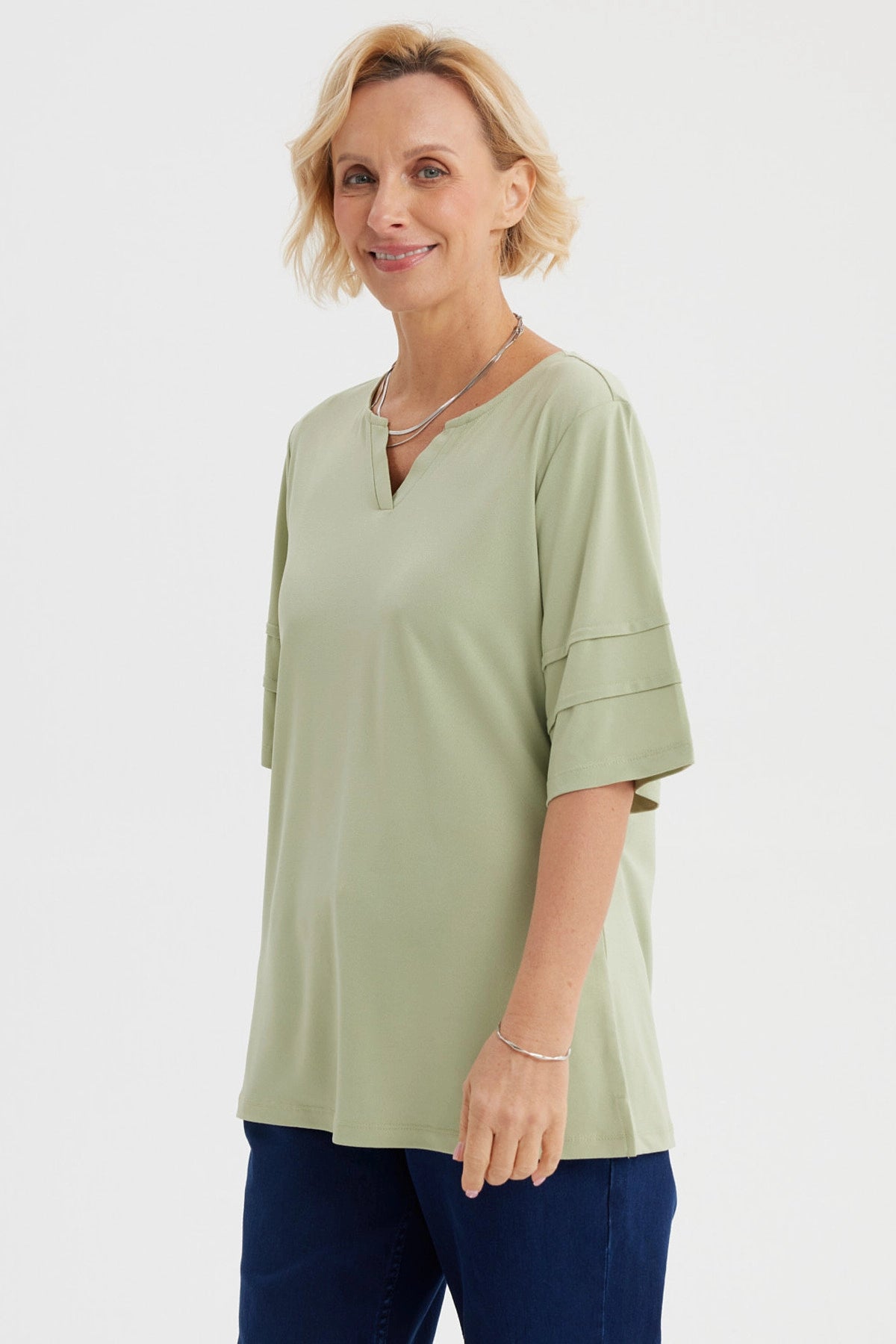Polera mujer verde claro con cuello en V y mangas tres cuartos lisas