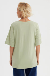 Polera mujer verde claro con cuello en V y mangas tres cuartos lisas
