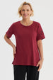 Polera roja de mujer con detalles calados en las mangas corta lisa y diseño casual