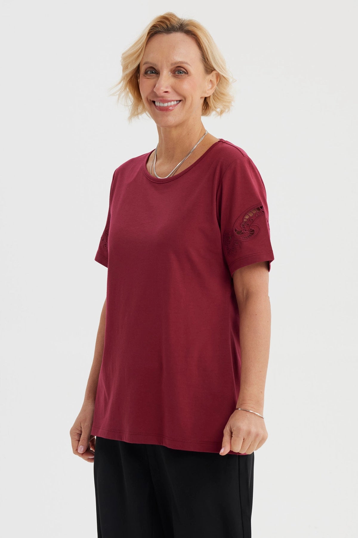 Polera roja de mujer con detalles calados en las mangas corta lisa y diseño casual