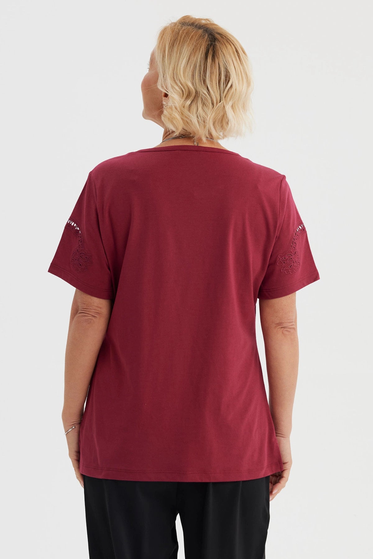 Polera roja de mujer con detalles calados en las mangas corta lisa y diseño casual