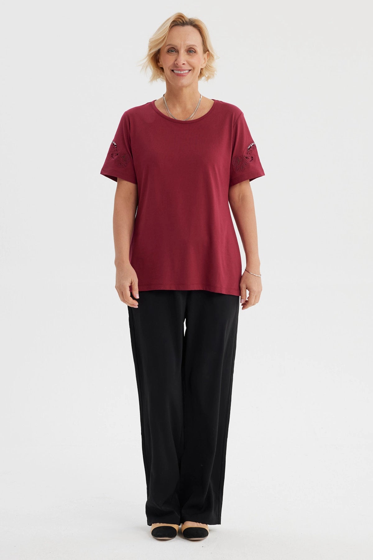 Polera roja de mujer con detalles calados en las mangas corta lisa y diseño casual