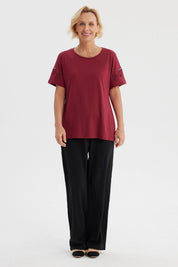 Polera roja de mujer con detalles calados en las mangas corta lisa y diseño casual