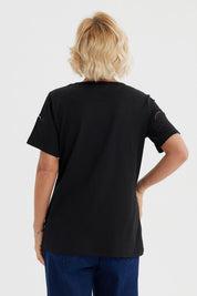 Polera negra para mujer con detalles calados en las mangas de estilo casual y sin estampa visible