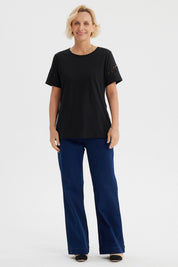 Polera negra para mujer con detalles calados en las mangas de estilo casual y sin estampa visible