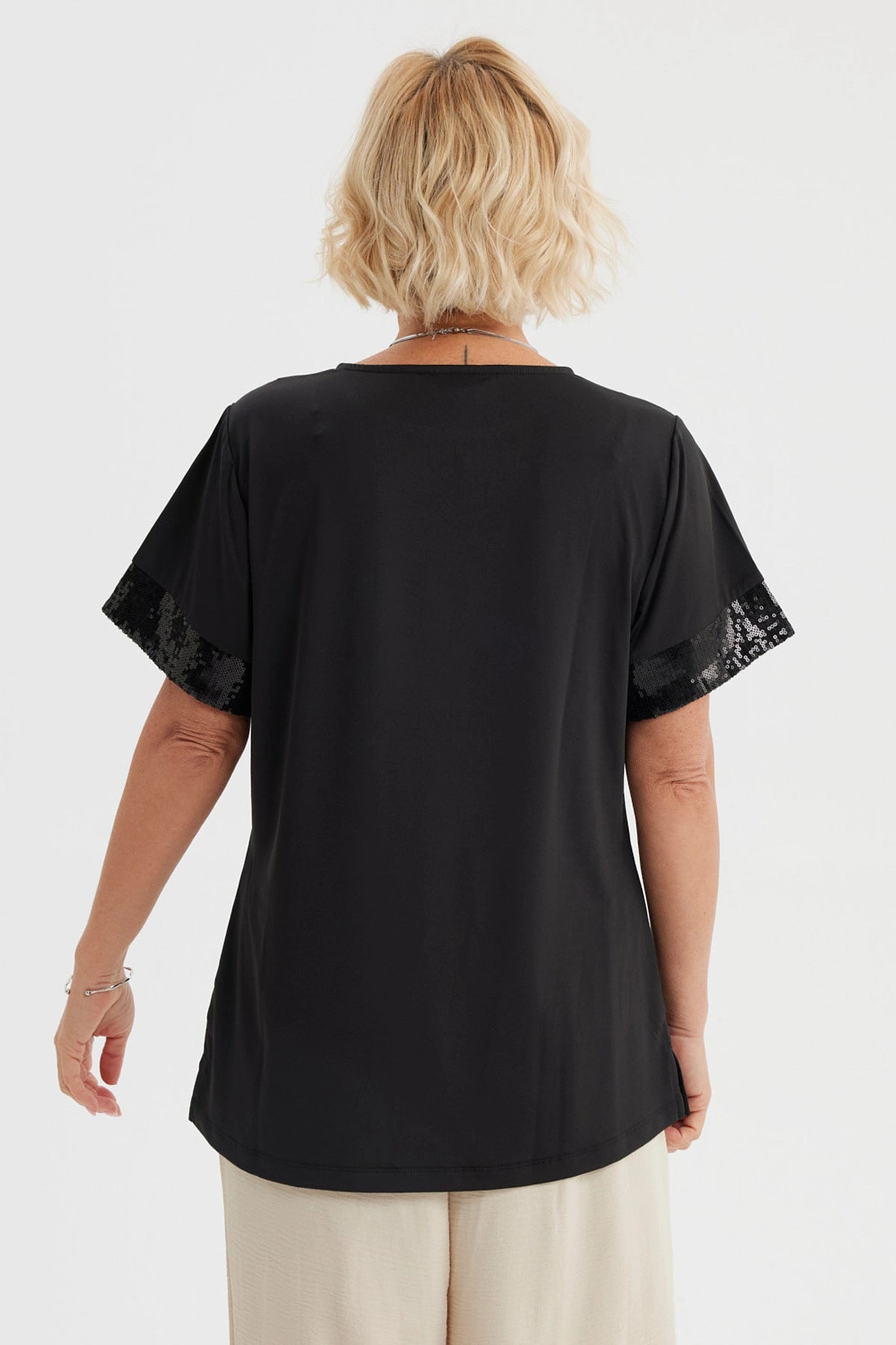 Polera negra de mujer con aplicación de encaje en las mangas lisa y de corte recto