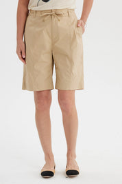 Bermuda beige de mujer con cortes y lazo frontal lisa ideal para un look casual relajado