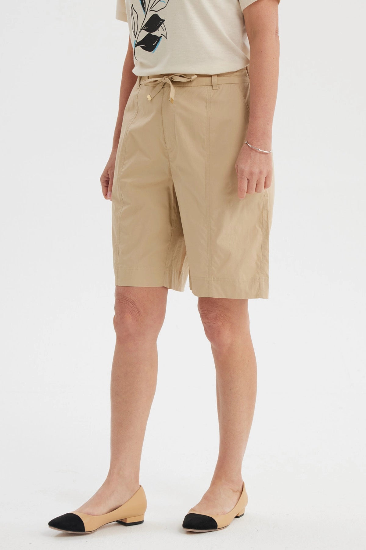 Bermuda beige de mujer con cortes y lazo frontal lisa ideal para un look casual relajado
