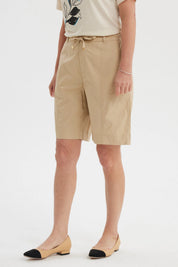 Bermuda beige de mujer con cortes y lazo frontal lisa ideal para un look casual relajado