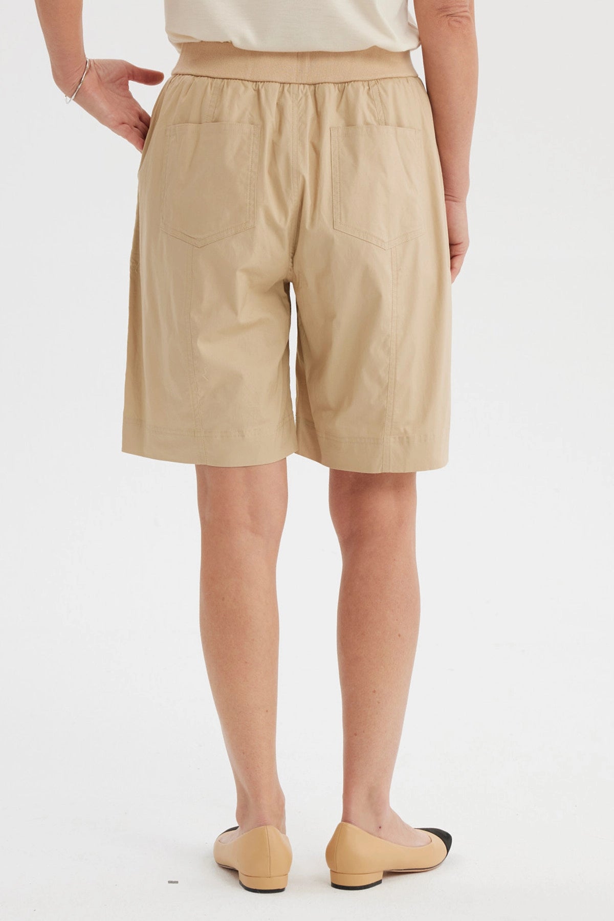 Bermuda beige de mujer con cortes y lazo frontal lisa ideal para un look casual relajado
