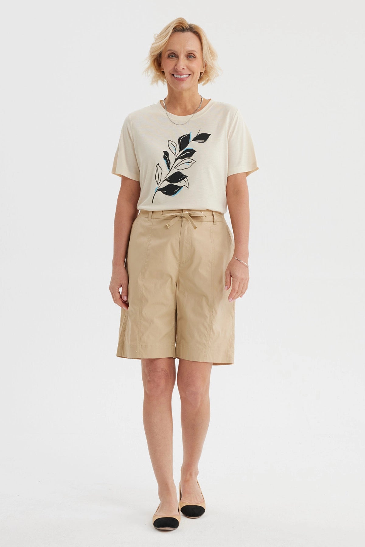 Bermuda beige de mujer con cortes y lazo frontal lisa ideal para un look casual relajado