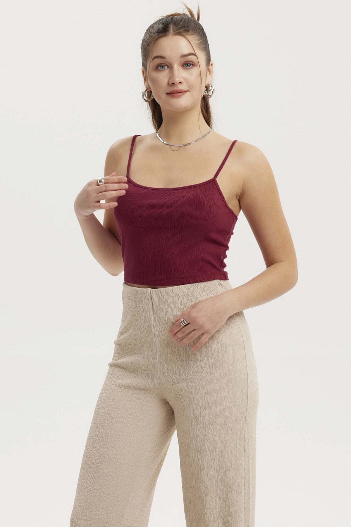 Polera peto mujer crop vino oscuro sin estampa de tirantes delgados y tejido acanalado lisa