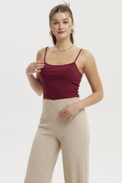 Polera peto mujer crop vino oscuro sin estampa de tirantes delgados y tejido acanalado lisa