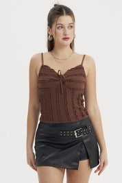 Polera peto café texturizada con tirantes delgados y detalle de lazo en el pecho sin estampa visible