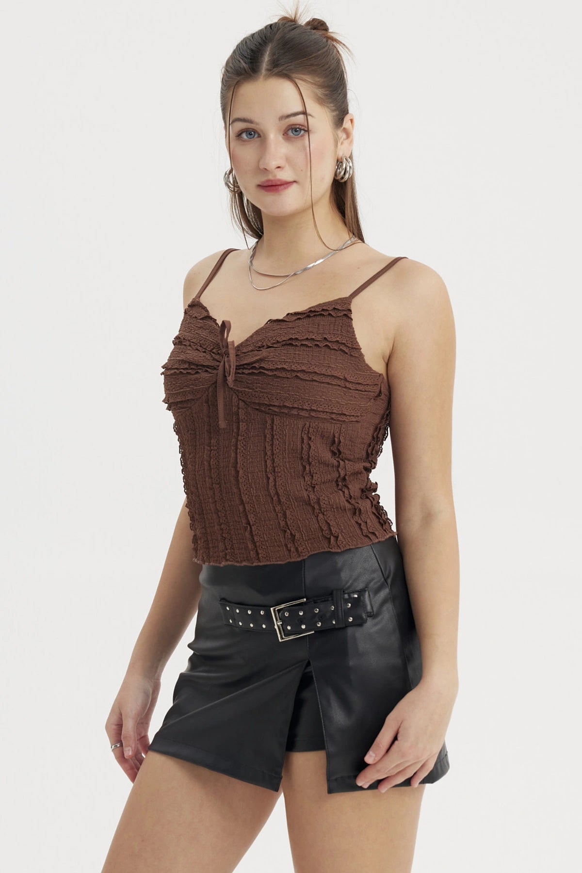Polera peto café texturizada con tirantes delgados y detalle de lazo en el pecho sin estampa visible