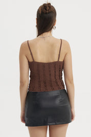 Polera peto café texturizada con tirantes delgados y detalle de lazo en el pecho sin estampa visible